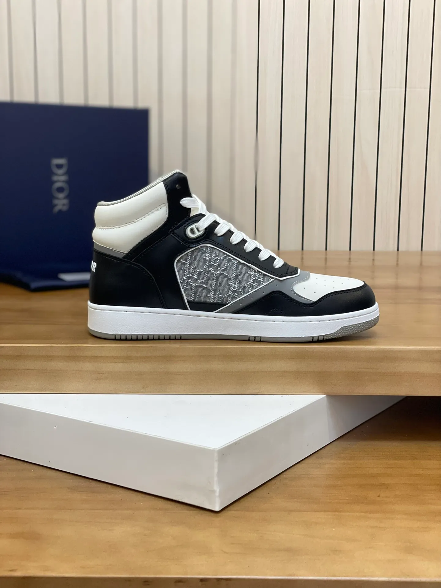 Men's shoes: 💰P460¥ Product trademark: Dior* "Dior*" high-top casual shoes Regular size: 38-44 (can be customized to 45.46) Product materials: Upper imported cowhide stitched with original fabric, breathable lining, original outsole. Number: 1006